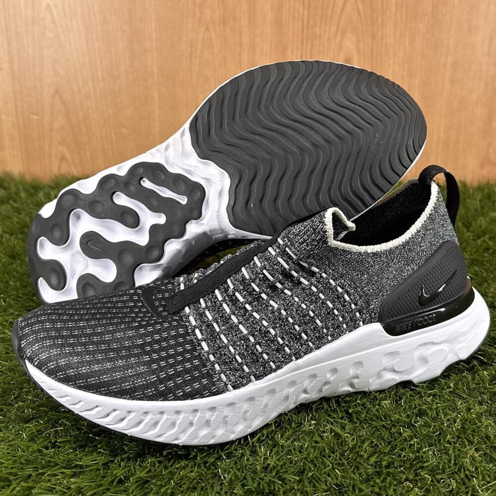 Nike React Phantom Run Flyknit 2 Black White Running CJ0280-002 Women's Size 8